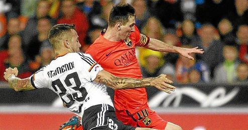 Otamendi defendiendo a Messi el pasado domingo Otamendi defendiendo a Messi el pasado domingo