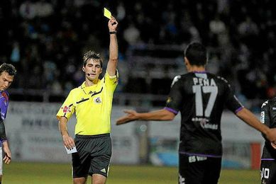Ricardo de Burgos de Bengoetxea durante un encuentro en Segunda división Ricardo de Burgos de Bengoetxea durante un encuentro en Segunda división