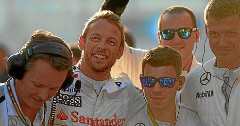 Jenson Button con miembros de McLaren Jenson Button con miembros de McLaren