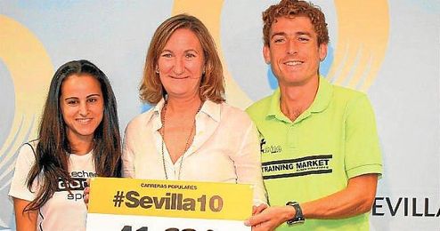 Sánchez Estrella (en el centro) junto a los dos ganadores del Circuito de carreras populares. Sánchez Estrella (en el centro) junto a los dos ganadores del Circuito de carreras populares.