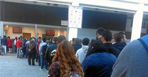 Aficionados en las taquillas del Ramón Sánchez-Pizjuán Aficionados en las taquillas del Ramón Sánchez-Pizjuán