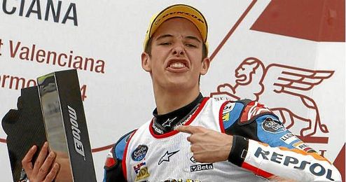 Márquez, en el podio tras vencer en Moto3 Márquez, en el podio tras vencer en Moto3