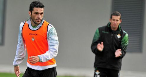Imagen de Molina en el entrenamiento, detrás, Merino. Imagen de Molina en el entrenamiento, detrás, Merino.