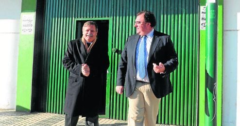 José Antonio Bosch, con Santiago Pozas, a la salida de la ciudad deportiva. José Antonio Bosch, con Santiago Pozas, a la salida de la ciudad deportiva.