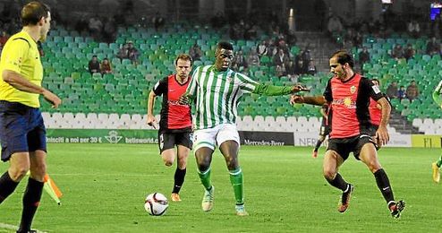 N´Diaye en un lance ante Verza en el Betis-Almería. N´Diaye en un lance ante Verza en el Betis-Almería.