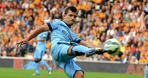Agüero golpea el balón en un partido con el City. Agüero golpea el balón en un partido con el City.