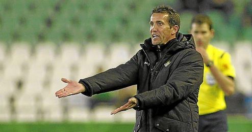 Juan Merino, en la banda del Villamarín ante el Almería. Juan Merino, en la banda del Villamarín ante el Almería.