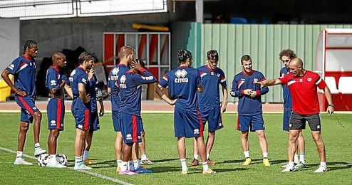 Paco Jémez da unas instrucciones en un entrenamiento. Paco Jémez da unas instrucciones en un entrenamiento.