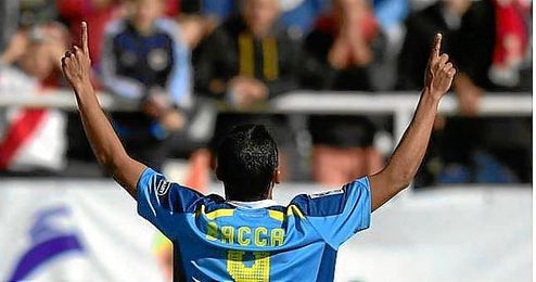 Bacca celebra el gol señalando al cielo de Vallecas. Bacca celebra el gol señalando al cielo de Vallecas.