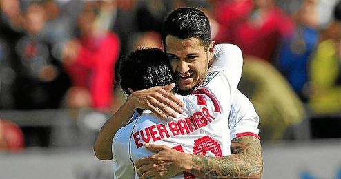 Vitolo se abraza a Banega en el partido ante el Levante. Vitolo se abraza a Banega en el partido ante el Levante.