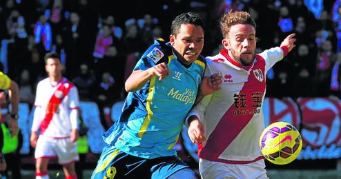 Bacca y Quini pugnan por el esférico durante el encuentro en Vallecas. Bacca y Quini pugnan por el esférico durante el encuentro en Vallecas.