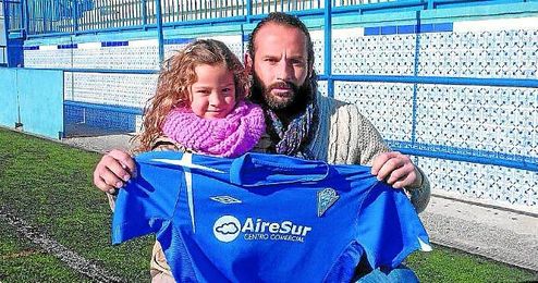 Carlos Alberto posa para ESTADIO con su hija Cayetana, de cinco años, en el Antonio Almendro. Carlos Alberto posa para ESTADIO con su hija Cayetana, de cinco años, en el Antonio Almendro.