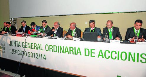 Ollero junto al resto de la planta noble del Betis Ollero junto al resto de la planta noble del Betis
