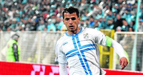 Anas Sharbini conduce un balón como jugador del Rijeka. Anas Sharbini conduce un balón como jugador del Rijeka.