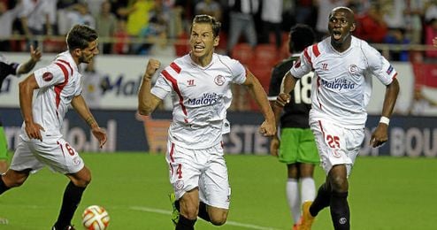 Krychowiak y M´Bia celebrando un gol Krychowiak y M´Bia celebrando un gol