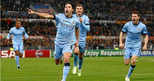 Nasri celebra su tanto junto al resto de compañeros Nasri celebra su tanto junto al resto de compañeros