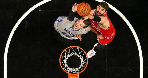 Mirotic lucha un rebote ante Teletovic Mirotic lucha un rebote ante Teletovic