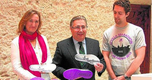 La delegada de Deportes, María del Mar Sánchez, y el alcalde, Juan Ignacio Zoido, presentaron las zapatillas personalizadas del Maratón. La delegada de Deportes, María del Mar Sánchez, y el alcalde, Juan Ignacio Zoido, presentaron las zapatillas personalizadas del Maratón.