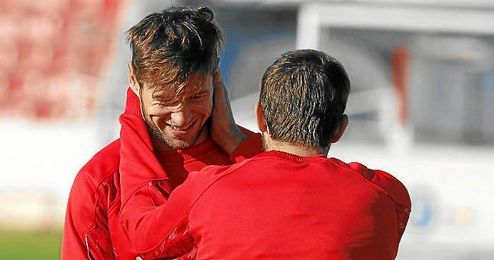 Krychowiak sonríe junto a Coke en un entrenamiento. Krychowiak sonríe junto a Coke en un entrenamiento.