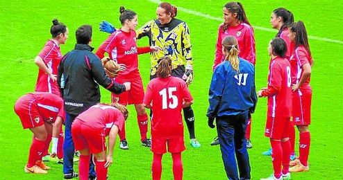 Cori bromea con sus compañeras sobre el césped de Zubieta, y en presencia de su entrenador Fran Licera. Cori bromea con sus compañeras sobre el césped de Zubieta, y en presencia de su entrenador Fran Licera.