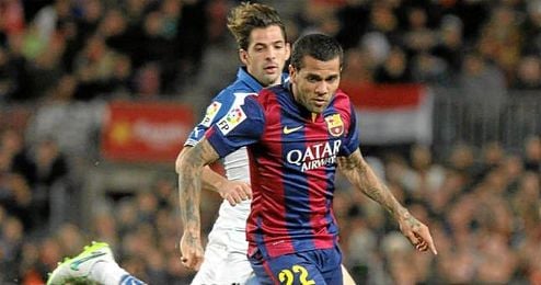 Dani Alves conduce un balón durante el derbi catalán entre el Barcelona y el Espanyol. Dani Alves conduce un balón durante el derbi catalán entre el Barcelona y el Espanyol.