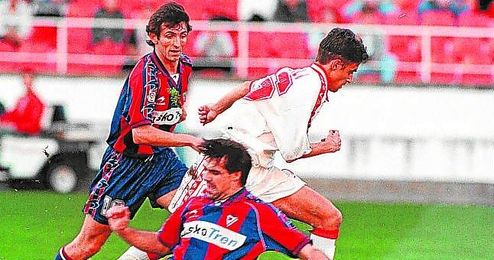 Jesuli se marcha de dos armeros durante la victoria sevillista (2-0) en la 98/99. Jesuli se marcha de dos armeros durante la victoria sevillista (2-0) en la 98/99.