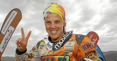 Laia Sanz ganó el Dakar 2014 en motos en la categoría femenina. Laia Sanz ganó el Dakar 2014 en motos en la categoría femenina.