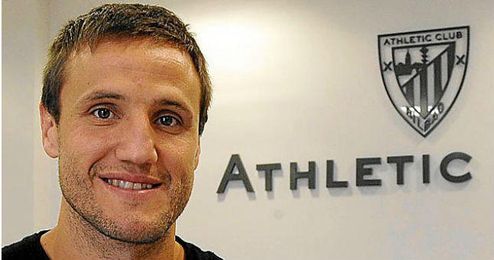 Carlos Gurpegui con el escudo del Athletic Club de fondo Carlos Gurpegui con el escudo del Athletic Club de fondo