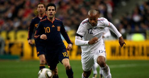 Fábregas y Henry disputan un balón en un partido internacional Fábregas y Henry disputan un balón en un partido internacional