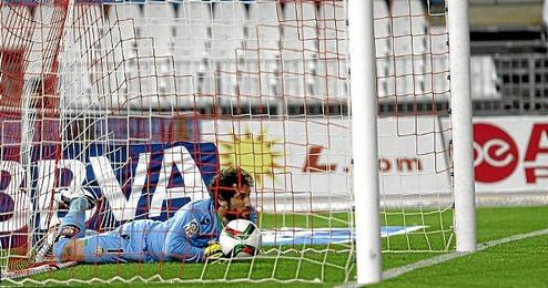 Dani Giménez, desolado tras el gol que Zongo le marcó desde el centro del campo. Dani Giménez, desolado tras el gol que Zongo le marcó desde el centro del campo.
