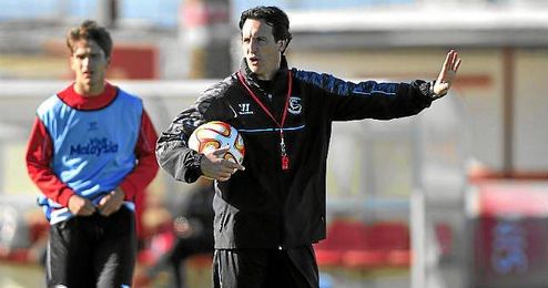 Unai Emery, durante un entrenamiento. Unai Emery, durante un entrenamiento.
