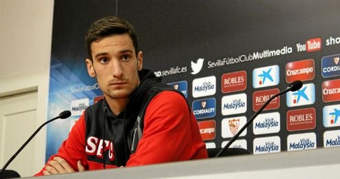 Sergio Rico escucha atentamente a los periodistas congregados. Sergio Rico escucha atentamente a los periodistas congregados.