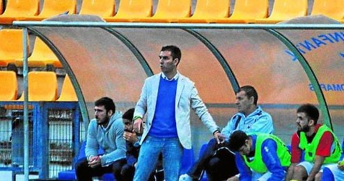 Antonio Rueda, en el banquillo del San Sebastián de Tomares. Antonio Rueda, en el banquillo del San Sebastián de Tomares.