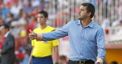 Cosmin Contra da indicaciones a sus jugadores en el Sánchez Pizjuán. Cosmin Contra da indicaciones a sus jugadores en el Sánchez Pizjuán.