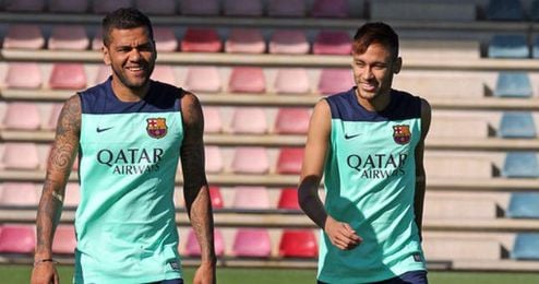Dani Alves y Neymar tienen en el aire su participación en el último partido del año. Dani Alves y Neymar tienen en el aire su participación en el último partido del año.