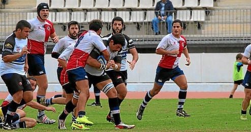 Un jugador del Ciencias intenta abrirse paso en el duelo frente al Universidad de Granada. Un jugador del Ciencias intenta abrirse paso en el duelo frente al Universidad de Granada.