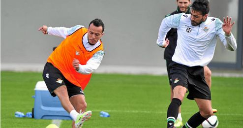Kadir junto a Xavi Torres en el entrenamiento Kadir junto a Xavi Torres en el entrenamiento