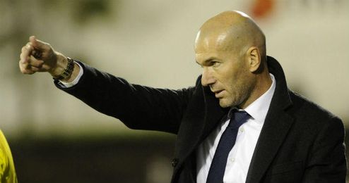 Zidane dando instrucciones durante un partido del Real Madrid Castilla Zidane dando instrucciones durante un partido del Real Madrid Castilla