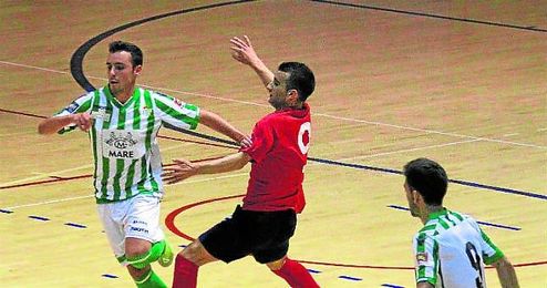 La polémica surgida después de un penalti a favor de los verdiblancos derivó en la expulsión del capitán local. La polémica surgida después de un penalti a favor de los verdiblancos derivó en la expulsión del capitán local.