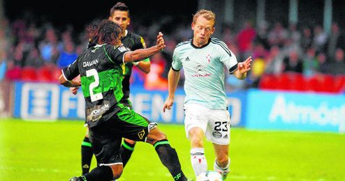 Michael Krohn Dehli trata de progresar ante la presión del ´Zorro´ Suárez, durante un Celta-Elche de Liga Michael Krohn Dehli trata de progresar ante la presión del ´Zorro´ Suárez, durante un Celta-Elche de Liga