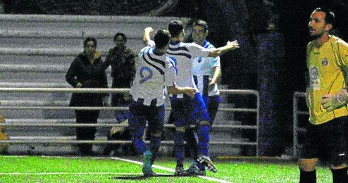 El portero rinconero Antonio se lamenta del último tanto de los nervionenses mientras éstos lo celebran en grupo. El portero rinconero Antonio se lamenta del último tanto de los nervionenses mientras éstos lo celebran en grupo.