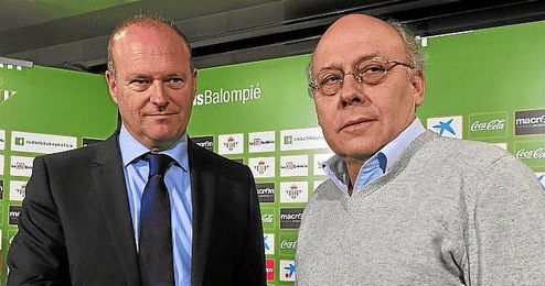 Ollero, presidente del Betis, junto a Mel durante su presentación como nuevo técnico del conjunto hispalense. Ollero, presidente del Betis, junto a Mel durante su presentación como nuevo técnico del conjunto hispalense.