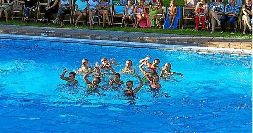 Las jóvenes del Club Sincro Sevilla en una de sus actuaciones. Las jóvenes del Club Sincro Sevilla en una de sus actuaciones.