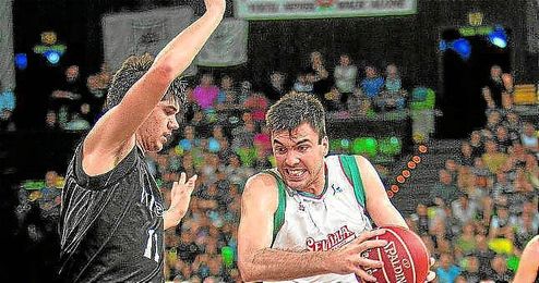 Pierre Oriola durante un partido con el Baloncesto Sevilla. Pierre Oriola durante un partido con el Baloncesto Sevilla.