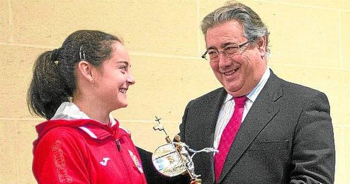 La joven gimnasta sevillana Ana Pérez fue recibida por el alcalde, Juan Ignacio Zoido, y por la delegada de Deportes, María del Mar Sánchez Estrella. La joven gimnasta sevillana Ana Pérez fue recibida por el alcalde, Juan Ignacio Zoido, y por la delegada de Deportes, María del Mar Sánchez Estrella.