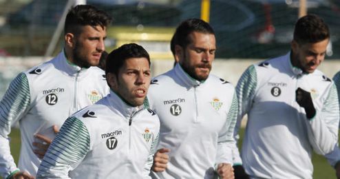 Algunos jugadores del Betis durante un entrenamiento. Algunos jugadores del Betis durante un entrenamiento.