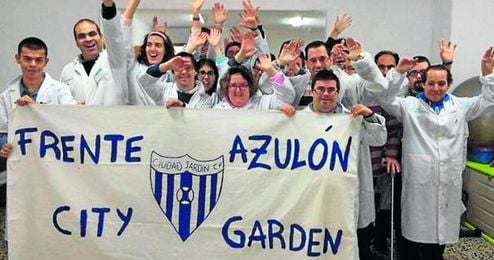 El Frente Azulón, integrado por personas de la Asociación Marafiki, acude a los partidos del Ciudad Jardín para animar a su equipo. El Frente Azulón, integrado por personas de la Asociación Marafiki, acude a los partidos del Ciudad Jardín para animar a su equipo.