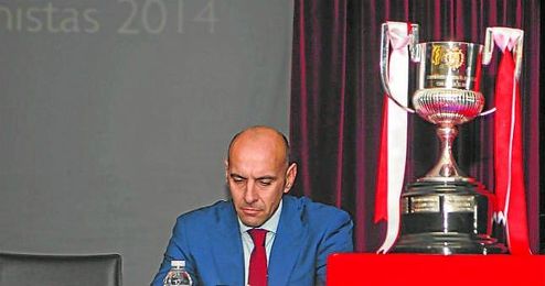Monchi, al que también corteja el Barcelona, ha recibido esta semana la insignia de oro y brillantes del Sevilla. Monchi, al que también corteja el Barcelona, ha recibido esta semana la insignia de oro y brillantes del Sevilla.