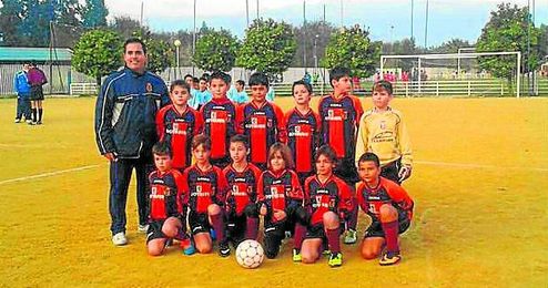 De la Cerda posa con uno de los equipos de los escalafones inferiores antes de comenzar un encuentro. De la Cerda posa con uno de los equipos de los escalafones inferiores antes de comenzar un encuentro.
