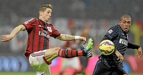 Fernando Torres en el derbi de Milan ante Juan Jesus. Fernando Torres en el derbi de Milan ante Juan Jesus.